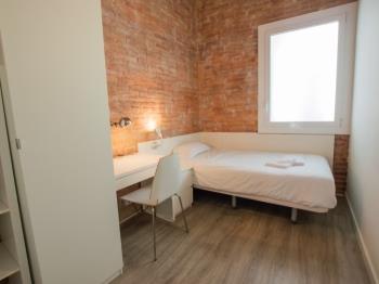 Newly refurbished room in a shared apartment with 4 rooms in Gràcia